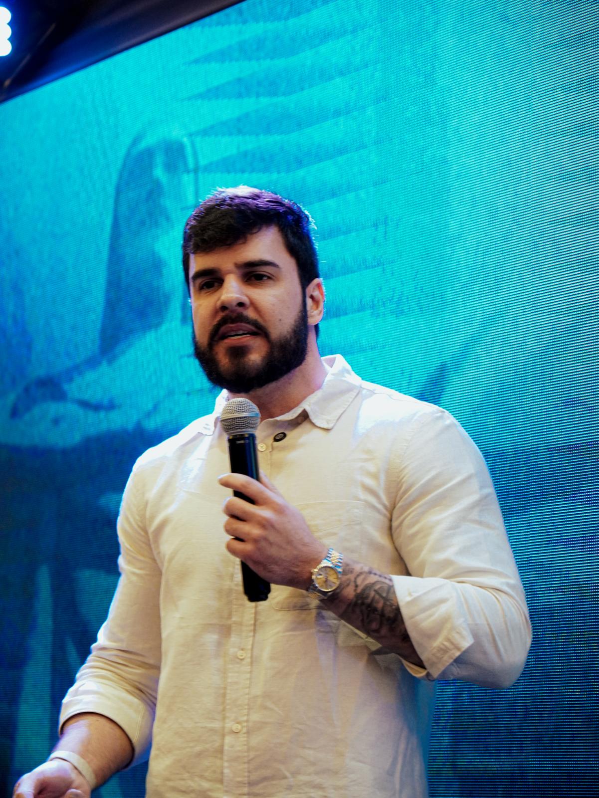 Leandro Portela palestrando no palco